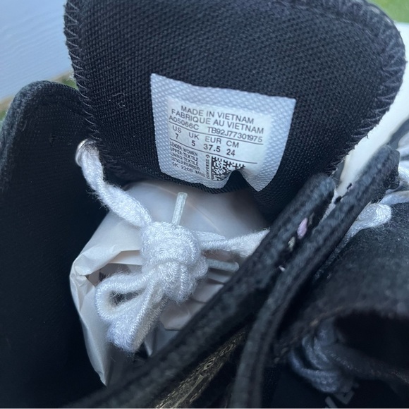 139 Converse Chuck Taylor All Star floral embroidery sneakers in black US  7 - Picture 7 of 8